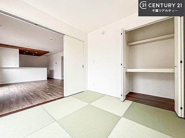 リビングと隣接した和室です！家事の休憩スペースやキッズスペースとして活用するのもよさそうですね！和室の使い方は無限大！