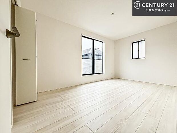 シンプルにデザインされているため、家具を選びません！お気に入りの家具を置いてくつろげる空間を作ることができます。