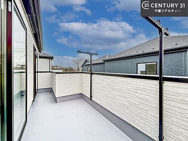 落ち着きある住宅街です！周囲には高い建物がなく、空が広く開放感があり、陽当たりを大きく遮られることもありません！気持ちの良い風が通り抜ける街並みです！