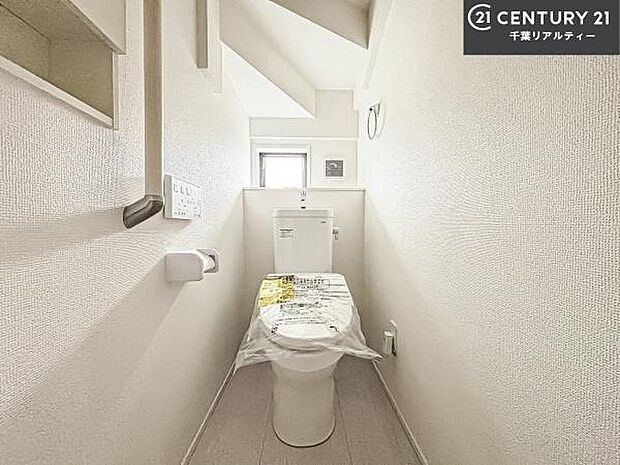 1・2階にトイレがございます！朝の忙しい時間帯も待たずにすみそうですね。白を基調とした清潔感のあるトイレでお手入れがしやすいです！