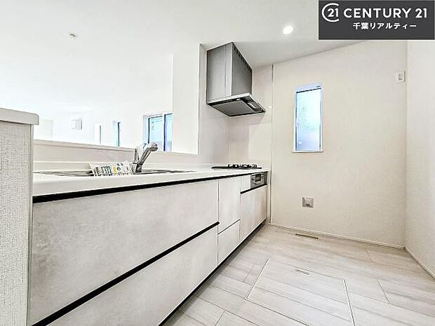 大人気の対面式システムキッチンを採用しています！ご家族のコミュニケーションが自然と増える設計です。お子様にも目が届くので嬉しいですね。広々使えて快適に作業が進みます。