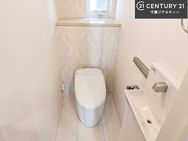 1・2階にトイレがございます!朝の忙しい時間帯も待たずにすみそうですね。白を基調とした清潔感のあるトイレでお手入れがしやすいです!