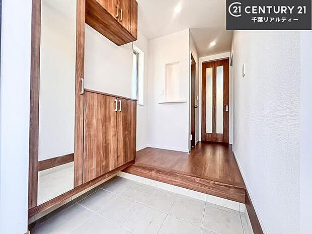 疲れて帰ってきても、ただいま!を言いたくなる、優しく迎え入れてくれる空間になっています。明るく温もり溢れる玄関です!