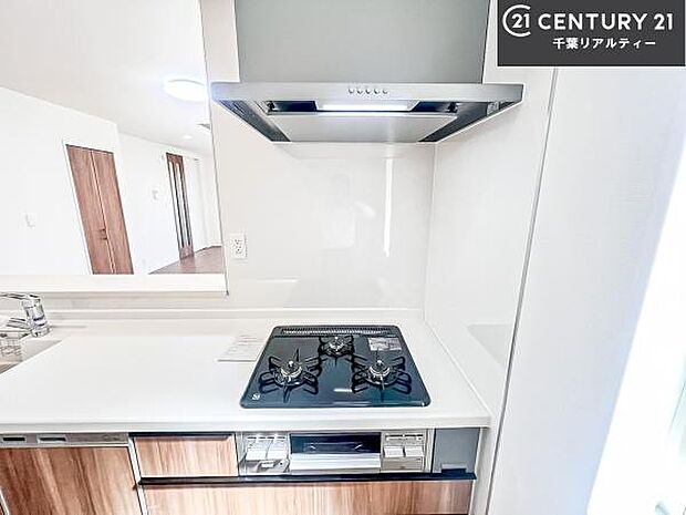 コンロは三口あるのでお料理の同時進行ができます。もちろんグリル付きです。調理スペースも広々している為作業がしやすい!使い勝手が良いシステムキッチンです!