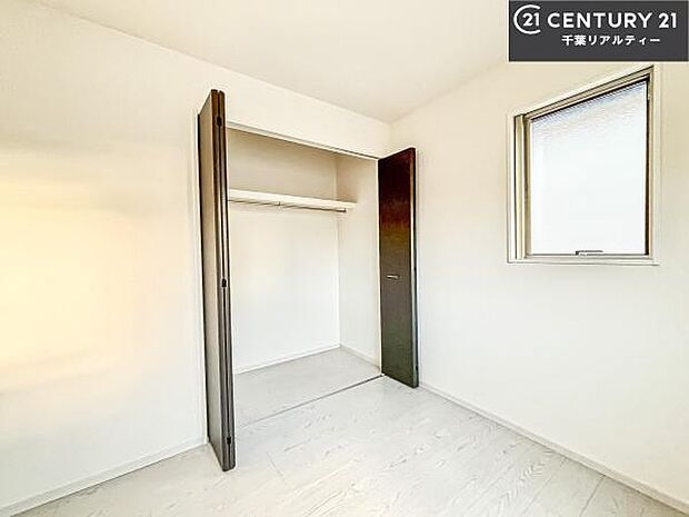 優しい光が差し込む洋室は、朝の目覚めも気持ちが良さそうですね。おうち時間もゆったりと過ごすことができます。優しい色合いのフローリングがどんな家具にもマッチします!