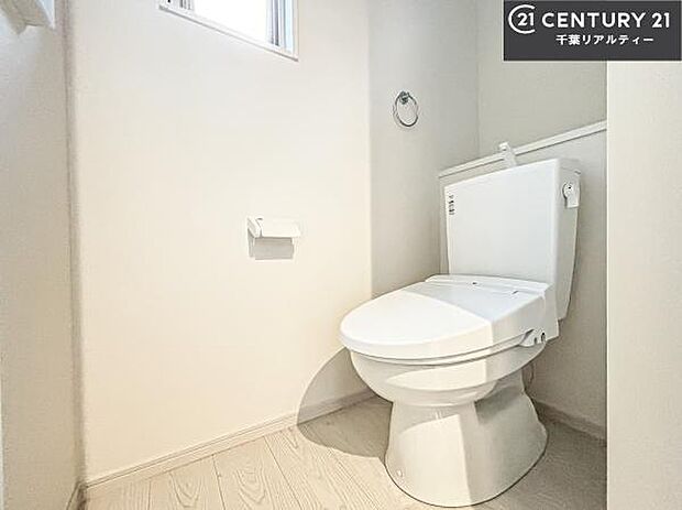1・2階にトイレがございます!朝の忙しい時間帯も待たずにすみそうですね。白を基調とした清潔感のあるトイレでお手入れがしやすいです!