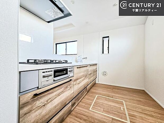 大人気の対面式システムキッチンを採用しています!ご家族のコミュニケーションが自然と増える設計です。お子様にも目が届くので嬉しいですね。広々使えて快適に作業が進みます。