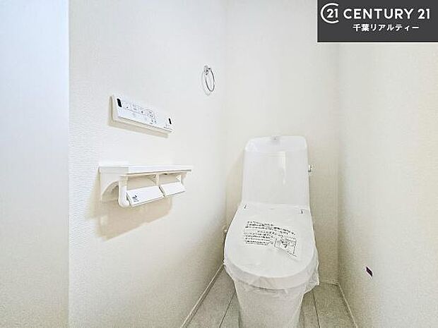 1・2階にトイレがございます!朝の忙しい時間帯も待たずにすみそうですね。白を基調とした清潔感のあるトイレでお手入れがしやすいです!