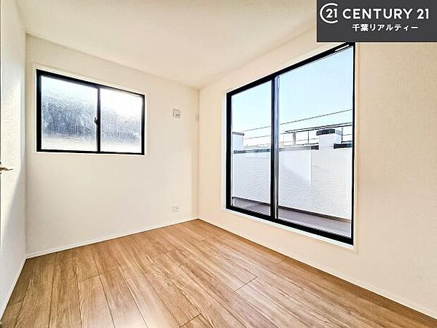 バルコニーに面している洋室です。明るく温もりがあり、換気もしっかりできます!朝起きて、外に出て背伸びをしつつ深呼吸をし良い朝を迎え入れることができます。