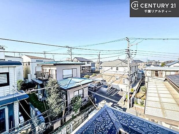 落ち着きある住宅街です!周囲には高い建物がなく、空が広く開放感があり、陽当たりを大きく遮られることもありません!気持ちの良い風が通り抜ける街並みです!