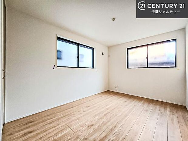 掃き出し窓がないお部屋は、お子様のお部屋としても安心です!収納スペースも充実しているので散らかったお部屋をサッと片付けられます!