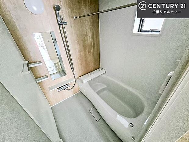 落ち着きある大人の雰囲気のバスルームは、シックなデザインでバスタイムが充実!お仕事頑張っているご褒美にお好みの匂いの入浴剤を入れて、楽しんでみてはいかがでしょうか?