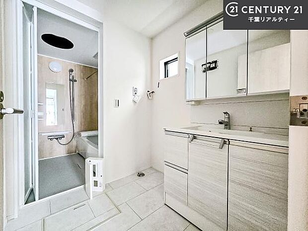 三面鏡仕様の洗面所は、身だしなみがしやすい造り!裏は収納になっています。ドライヤーやお化粧道具を片付けられるので洗面台周りをスッキリと見せることが出来ます!