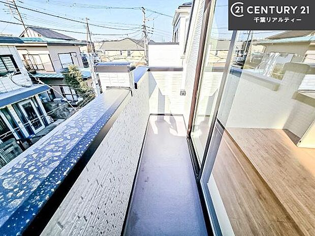 陽当たり良好なバルコニーです!晴れた日には青い空を見渡せる開放的な時間を楽しめます。