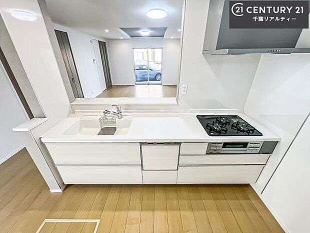 ゆとりある調理スペースで作業がしやすい快適なキッチンです!お子様と一緒にお菓子造りも楽しめる広々スペースです。楽しい調理時間になりそうですね!