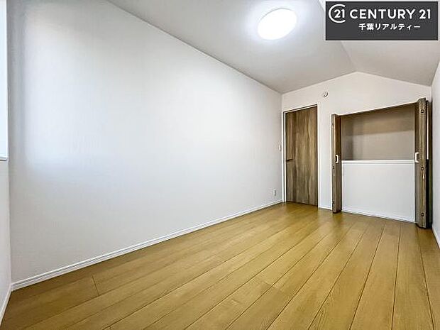 優しい光が差し込む洋室は、朝の目覚めも気持ちが良さそうですね。おうち時間もゆったりと過ごすことができます。優しい色合いのフローリングがどんな家具にもマッチします!