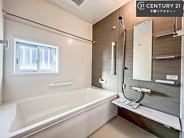 落ち着きある大人の雰囲気のバスルームは、味が出ていてバスタイムが充実!お仕事頑張っているご褒美にお好みの匂いの入浴剤を入れて、楽しんでみてはいかがでしょうか?