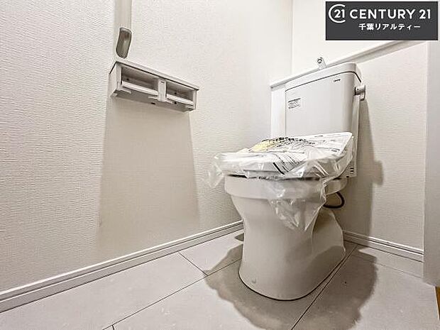1・2階にトイレがございます!朝の忙しい時間帯も待たずにすみそうですね。白を基調とした清潔感のあるトイレでお手入れがしやすいです!