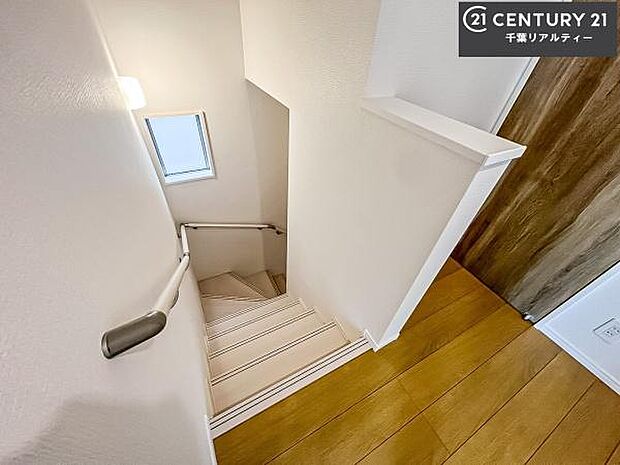 階段は明るく手摺りもついています。お子様やご年配の方も安心してご利用頂けますね。