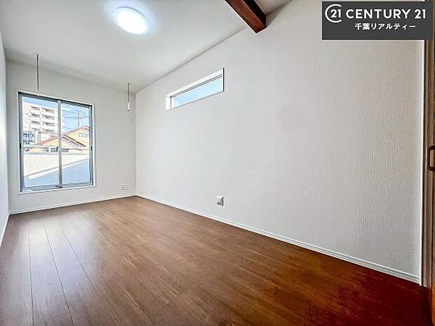 明るい室内は、風通しも良く、明るく大変居心地の良い空間となっております。リラックスして過ごせる心地の良いお部屋です!朝の目覚めがスッキリしますね!