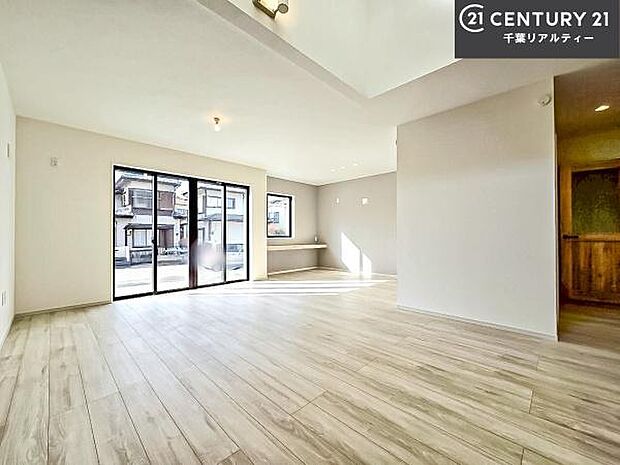 広々ダイニングスペース!ゆったりお食事。笑い声響く楽しい時間が過ごせます。日々の疲れも癒されます!