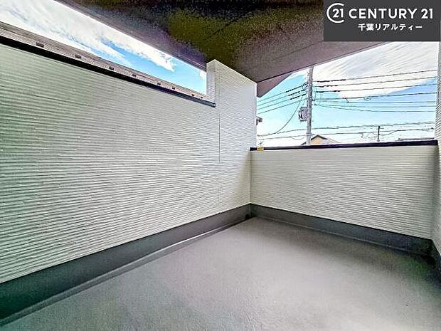 陽当たり良好なバルコニーです!晴れた日には青い空を見渡せる開放的な時間を楽しめます。