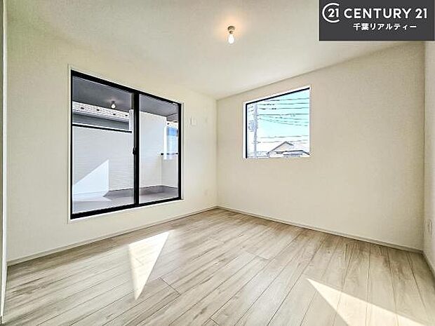 バルコニーに面している洋室です。明るく温もりがあり、換気もしっかりできます!朝起きて、外に出て背伸びをしつつ深呼吸をし良い朝を迎え入れることができます。