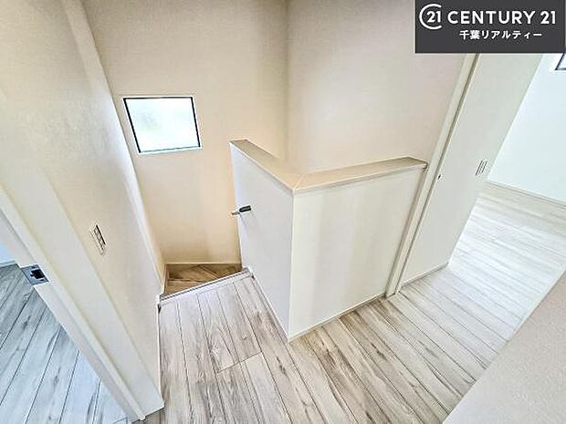 階段は明るく手摺りもついています。お子様やご年配の方も安心してご利用頂けますね。