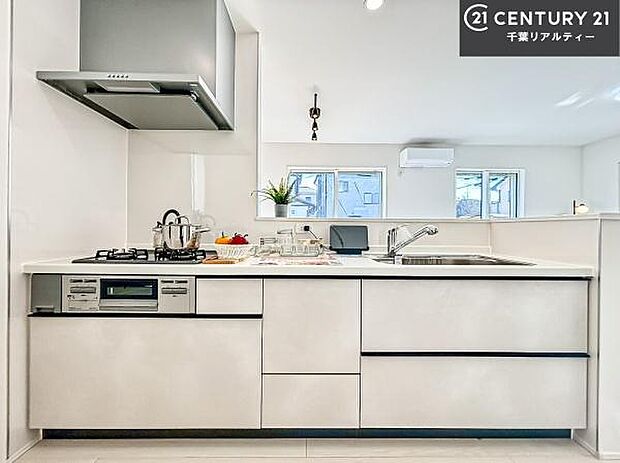 作業がしやすいシステムキッチンです!収納がたくさん付いているので、調理スペースに物を置かなくて済むので、広々使えて、快適に作業ができます!