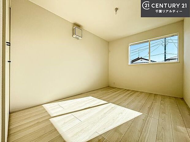 洋室は子供部屋や寝室、色々と用途多彩に利用できますね。収納力もたっぷりなので、広々気持ちよく過ごすことができます!