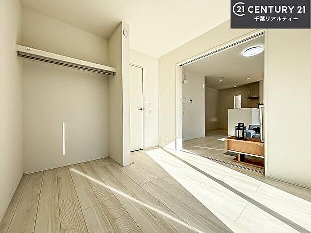 収納が充実しているからこそ、お部屋はいつも広々。掃除や片付けもラクになり、居心地の良い暮らしが続きます。