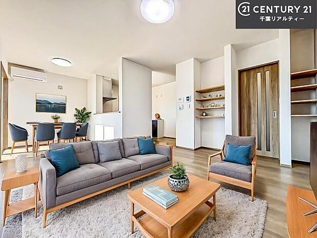 家具はCGパースです。優しい陽だまりがリビングを包んでくれて居心地の良い空間を演出してくれます!自然と家族が集い会話が増える心地よい空間!