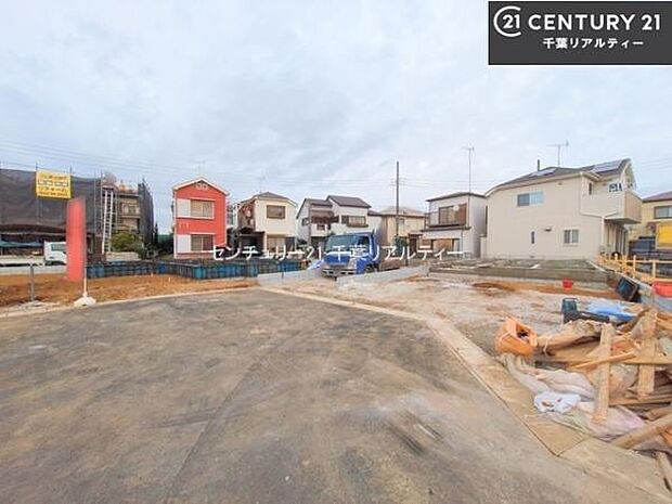 前面道路は6m!陽当り良好な立地です。車庫入れが苦手な方も安心ですね。