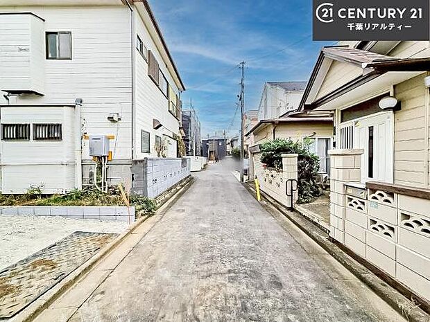 前面道路4m!陽当り良好な立地です。車庫入れが苦手な方も安心ですね。