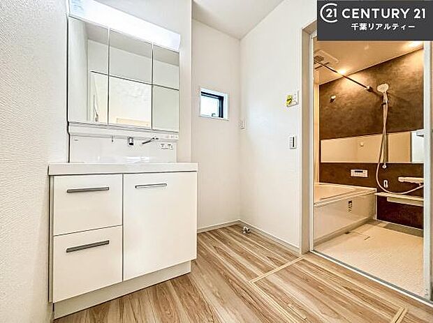 小窓付きの明るい洗面室です!湿気もすぐに入れ替えができて清潔に保つことができます!自然光が差し込むのでお化粧の仕上がりも良くなりますね!