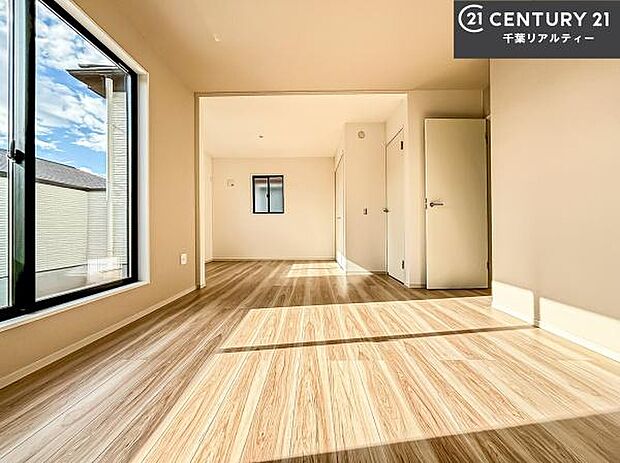 洋室は子供部屋や寝室、色々と用途多彩に利用できますね。収納力もたっぷりなので、広々気持ちよく過ごすことができます。