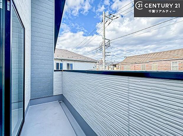 落ち着きある住宅街です!周囲には高い建物がなく、空が広く開放感があり、陽当たりを大きく遮られることもありません!気持ちの良い風が通り抜ける街並みです!