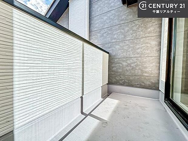 陽当たり良好なバルコニーです!晴れた日には青い空を見渡せる開放的な時間を楽しめます。