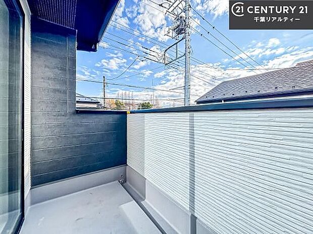 落ち着きある住宅街です!周囲には高い建物がなく、空が広く開放感があり、陽当たりを大きく遮られることもありません!気持ちの良い風が通り抜ける街並みです!