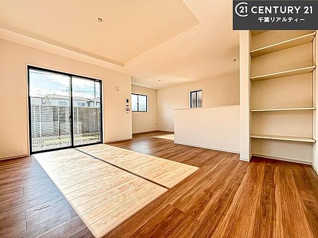 広々ダイニングスペース!ゆったりお食事。笑い声響く楽しい時間が過ごせます。日々の疲れも癒されます!