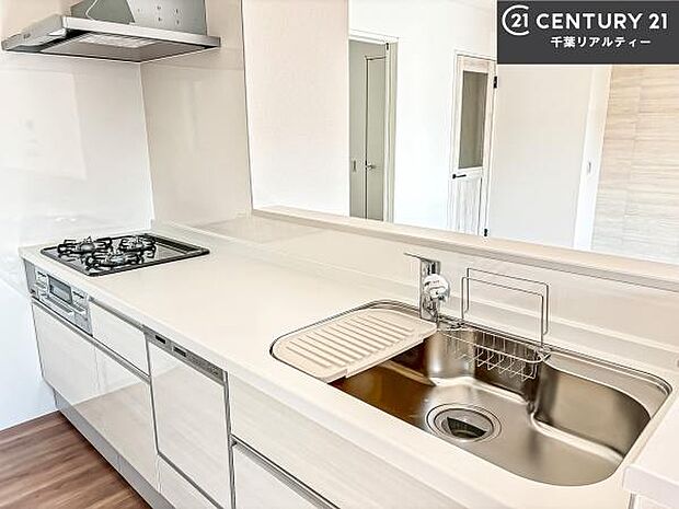 大人気の対面式システムキッチンを採用しています!ご家族のコミュニケーションが自然と増える設計です。お子様にも目が届くので嬉しいですね。広々使えて快適に作業が進みます。