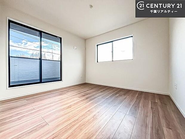 バルコニーに面している洋室です。明るく温もりがあり、換気もしっかりできます!朝起きて、外に出て背伸びをしつつ深呼吸をし良い朝を迎え入れることができます。