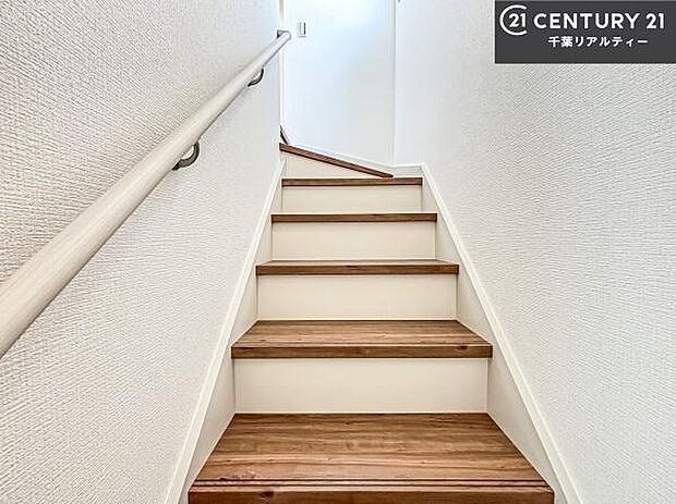 階段は明るく手摺りもついています。お子様やご年配の方も安心してご利用頂けますね。