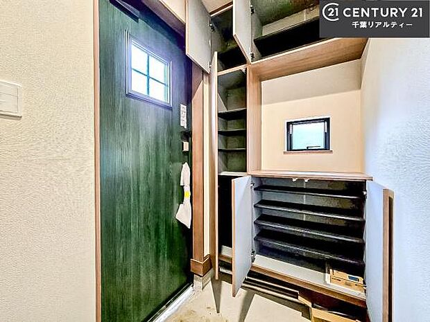 シューズボックス付きなので、玄関が片付きお掃除がしやすいです!スッキリした玄関で戸を開けた瞬間、清潔感のある心地いい空間が出迎えてくれます。