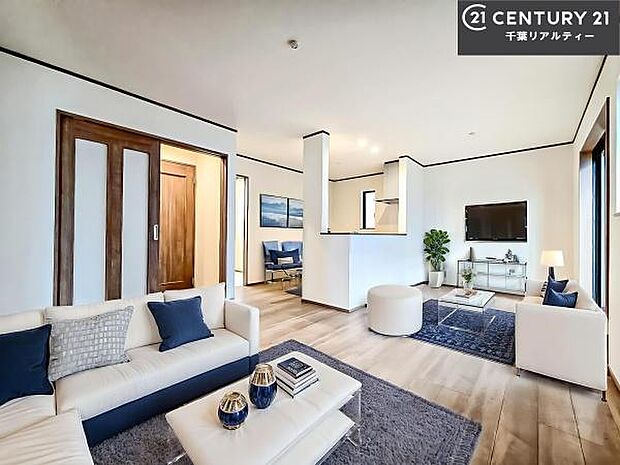 家具はCGパースです。心地良いリビングは家族が自然と集まります。家族団欒の時間が増えそうです。ご家族と、より一層充実した時間を過ごせそうですね。明るく開放的な空間です。