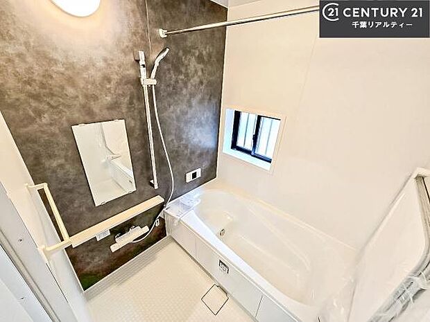 落ち着きある大人の雰囲気のバスルームは、シックなデザインでバスタイムが充実!お仕事頑張っているご褒美にお好みの匂いの入浴剤を入れて、楽しんでみてはいかがでしょうか?