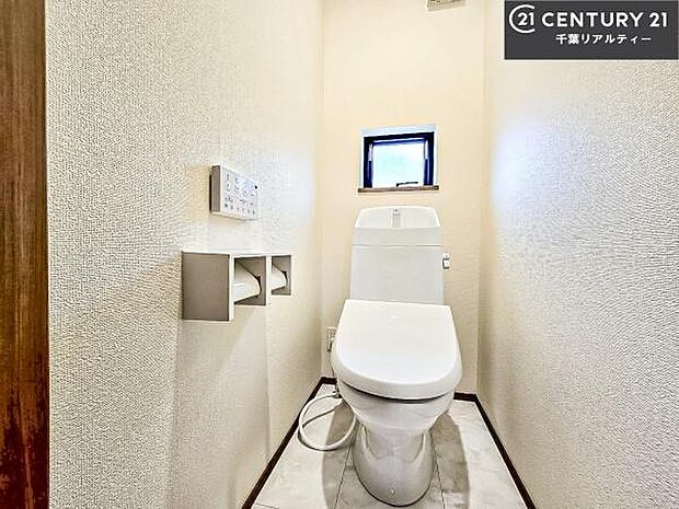 1・2階にトイレがございます!朝の忙しい時間帯も待たずにすみそうですね。白を基調とした清潔感のあるトイレでお手入れがしやすいです!