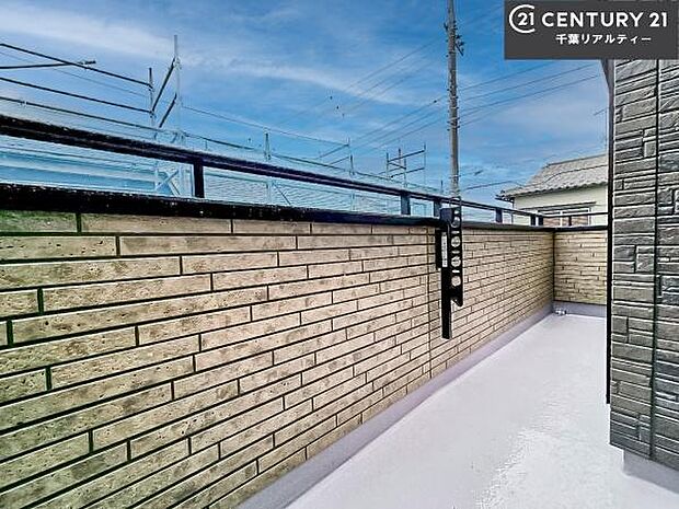 陽当たり良好なバルコニーです!晴れた日には青い空を見渡せる開放的な時間を楽しめます。