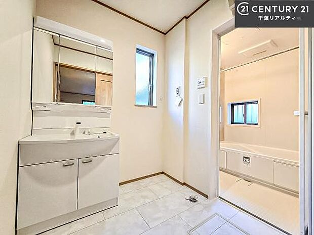 小窓付きの明るい洗面室です!湿気もすぐに入れ替えができて清潔に保つことができます!自然光が差し込むのでお化粧の仕上がりも良くなりますね!