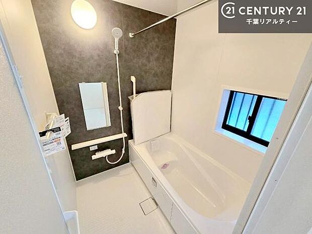 ラグジュアリー感のある浴室で一日の疲れも吹っ飛びます!!浴室乾燥機もついているので雨の日のお洗濯も安心ですね!